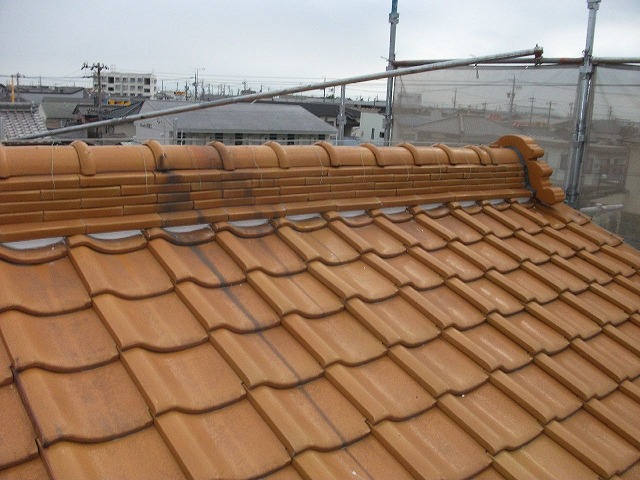 岐阜市で漆喰がはがれてきた瓦屋根の補修、既存の漆喰をハンマーで撤去して詰め直しました